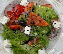 Салат с овощами и сыром фета