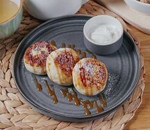 Д* Сырники со сметаной и карамелью