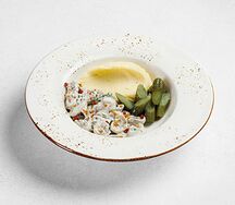 Бефстроганов из говядины с картофельным пюре и маринованным огурцами 
