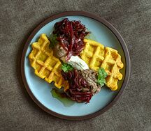 Тыквенная вафля с паштетом из куриной печени и луковым мармеладом