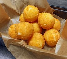 Сырные шарики с хрустящей корочкой