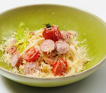 Паста с сосисками и черри