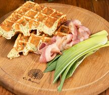Вафля с беконом и луком-пореем