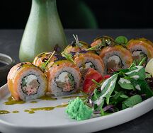 Ролл с лососем и соусом манго-маракуйя