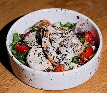 Салат с креветками и соусом из тархуна 