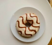 Донат с карамельной начинкой