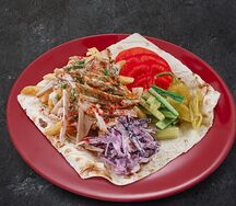 Шаверма классическая с курицей на тарелке