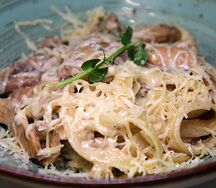 Феттуччине с шампиньонами и курицей