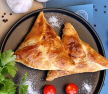 Слойка с сыром и ветчиной
