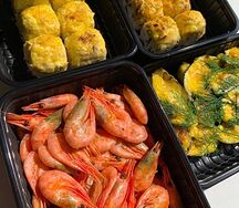 Набор из роллов и морепродуктов