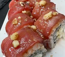 Ролл с тунцом, орехами и карамелью