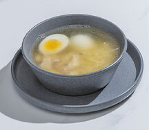 Куриный бульон с лапшой и яйцом