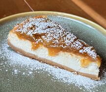 Чизкейк с карамельными яблоками 