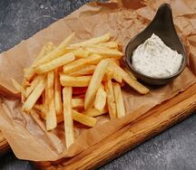 Картофель фри с сырным соусом