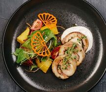 Рулет из курицы с трюфельным соусом 