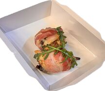 Куриные рулетики в беконе, начиненные грибным жюльеном и сыром 