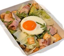 Салат с беконом и яйцом