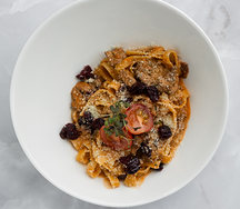 Паста с печенью и вяленной клюквой