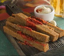 Гренки ржаные с соусом блю чиз