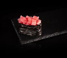 Гункан с тунцом спайси
