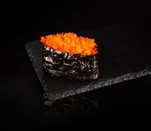 Гункан с икрой масаго