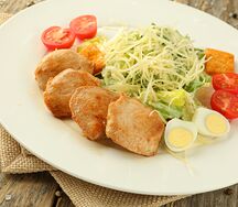 Салат Цезарь с курицей