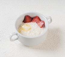 Рисовая кашка с клубникой