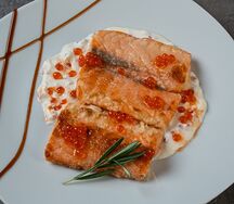 Лосось в икорном соусе