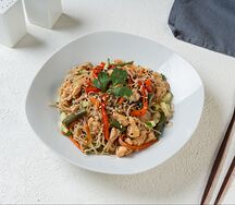 Тёплый салат с фунчозой