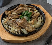 Бараньи ребрышки с луком