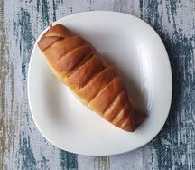 Пирожок с ветчиной и сыром