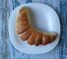 Пирожок с вареной сгущёнкой