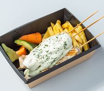 Большие шашлычки со сметаной, луком и картошкой фри