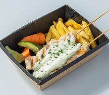 Шашлычки со сметаной и луком с картошкой фри