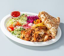 Стандартная шаверма на тарелке с курицей