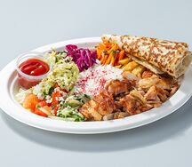 Мини-шаверма на тарелке с курицей