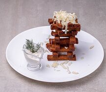 Гренки с чесночным соусом