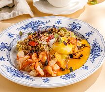 Киноа с креветками, яйцом пашот и голландским соусом 