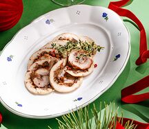 Куриный рулет с грецким орехом и черносливом
