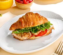 Круассан с цыпленком и карамелизированным луком