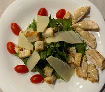 Салат Цезарь с курицей