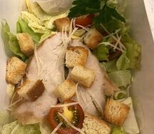 Салат Цезарь с куриной грудкой