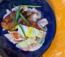 Салат Фермерский с беконом и яйцом пашот