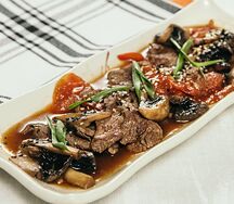 Говяжья вырезка с шампиньонами в устричном соусе