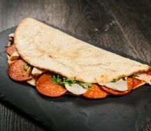 Сэндвич с курицей и пеперони