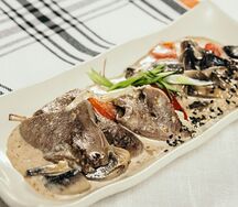 Говяжий язык с овощами в ореховом соусе