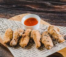 Куриные крылья фри под сладким соусом чили