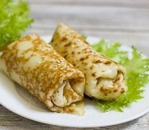 Русские блины с говяжьим фаршем, яйцом и сыром