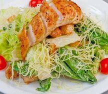 Салат Цезарь с курицей