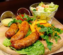 Колбаски мясные с картофелем по-деревенски